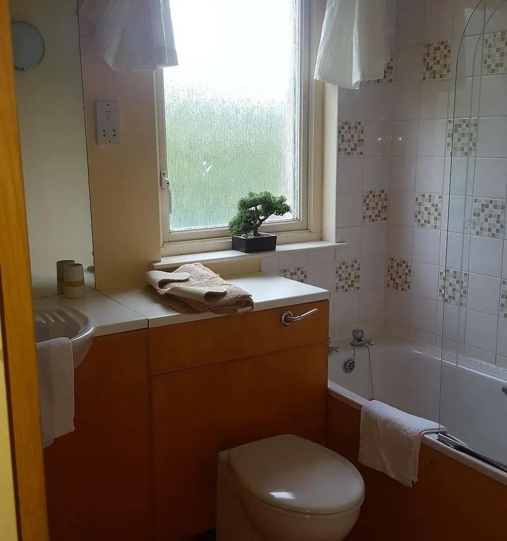 Edinburgh City Center Coady Apartment Sleeps 5 Free Car Park Space
