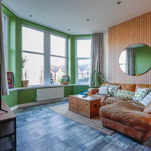 Leah By Koya Homes - 2 Bed, 2 Bath, Pool Table, Sea View, Free Parking , Barry United Kingdom