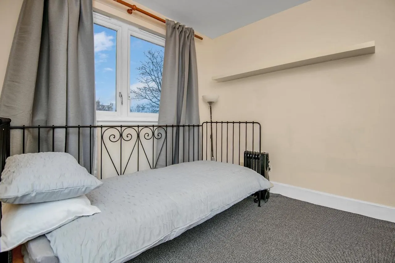 Edinburgh City Center Coady Apartment Sleeps 5 Free Car Park Space