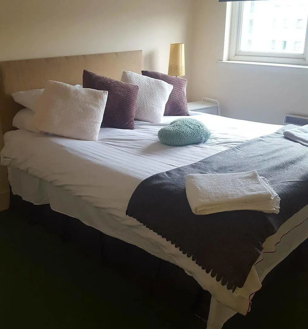 Edinburgh City Center Coady Apartment Sleeps 5 Free Car Park Space