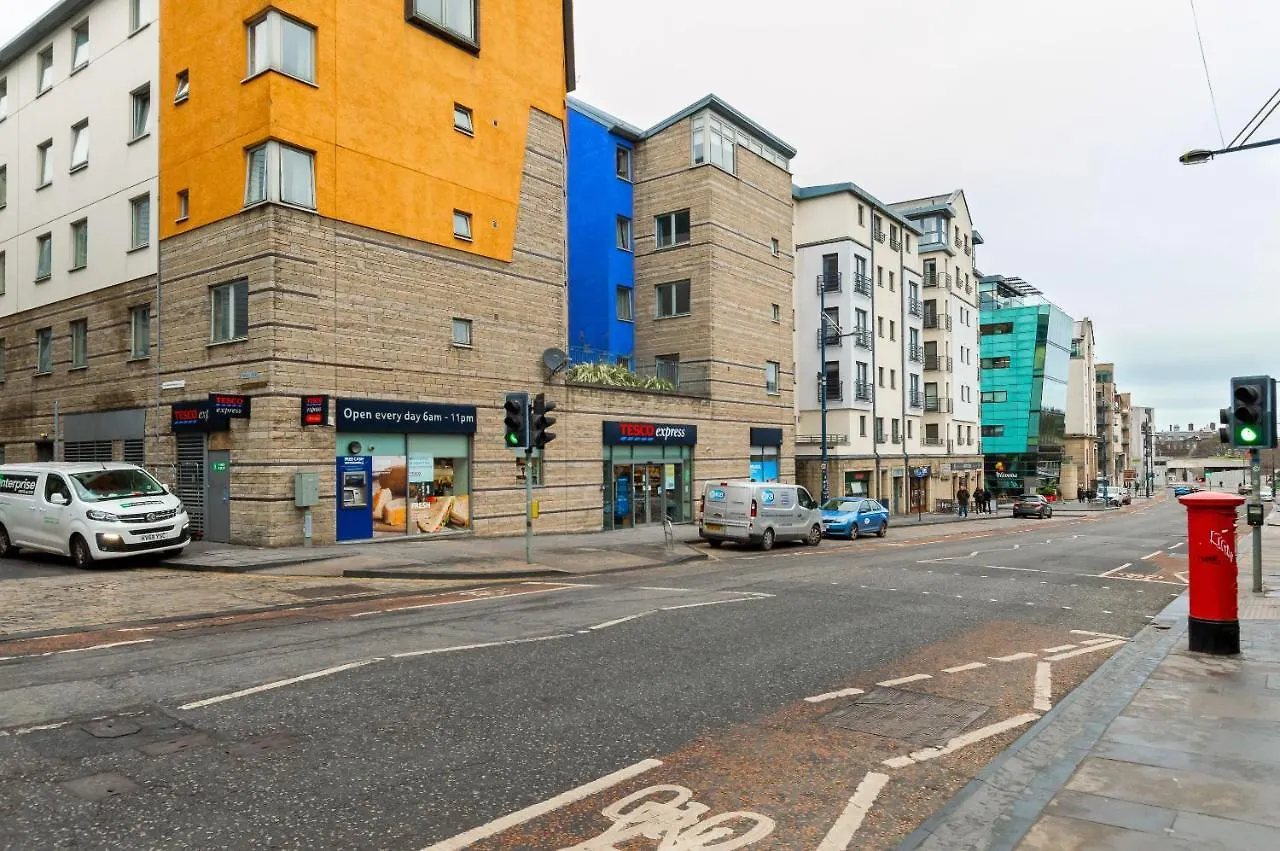 Edinburgh City Center Coady Apartment Sleeps 5 Free Car Park Space