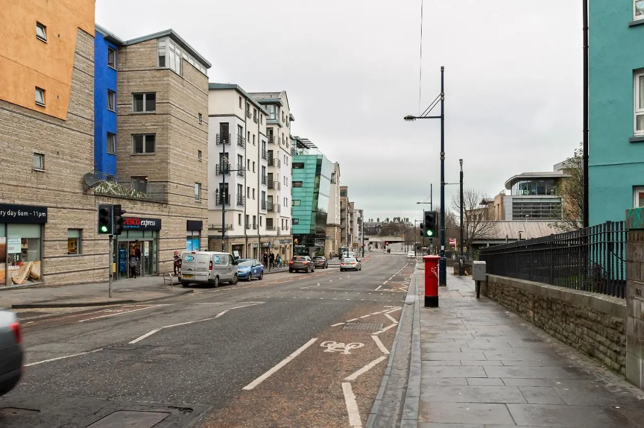 Edinburgh City Center Coady Apartment Sleeps 5 Free Car Park Space